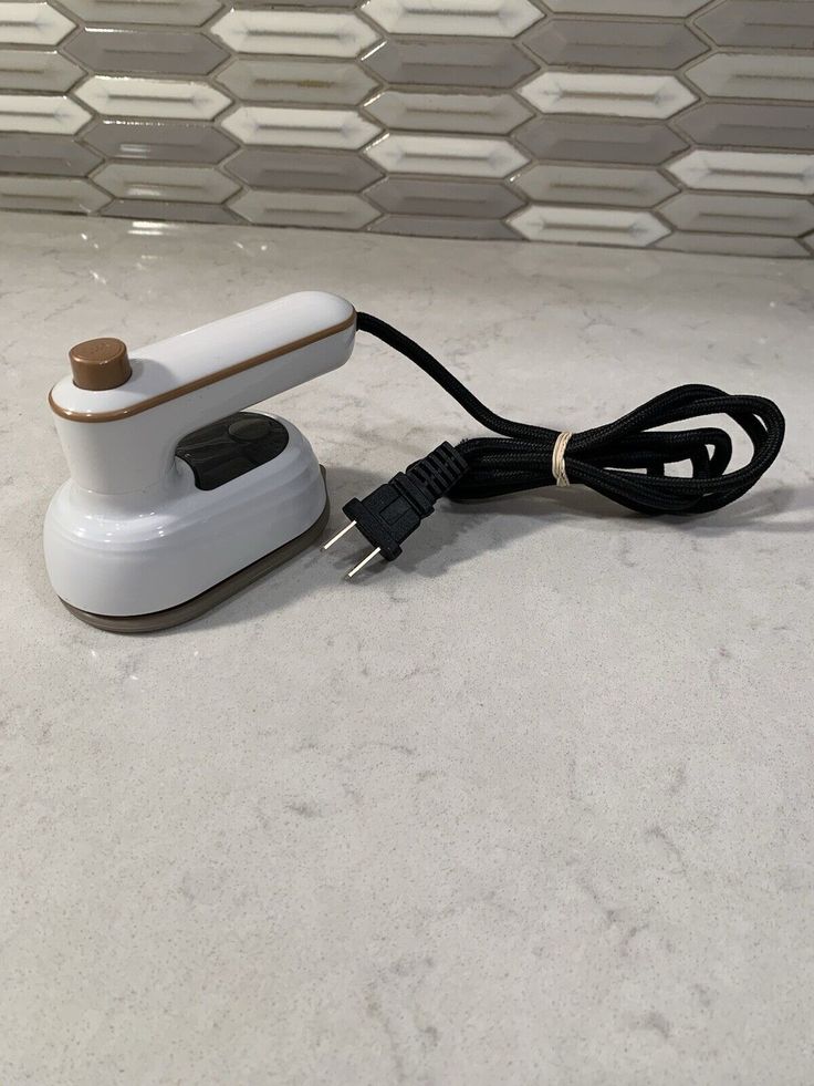 Mini travel iron