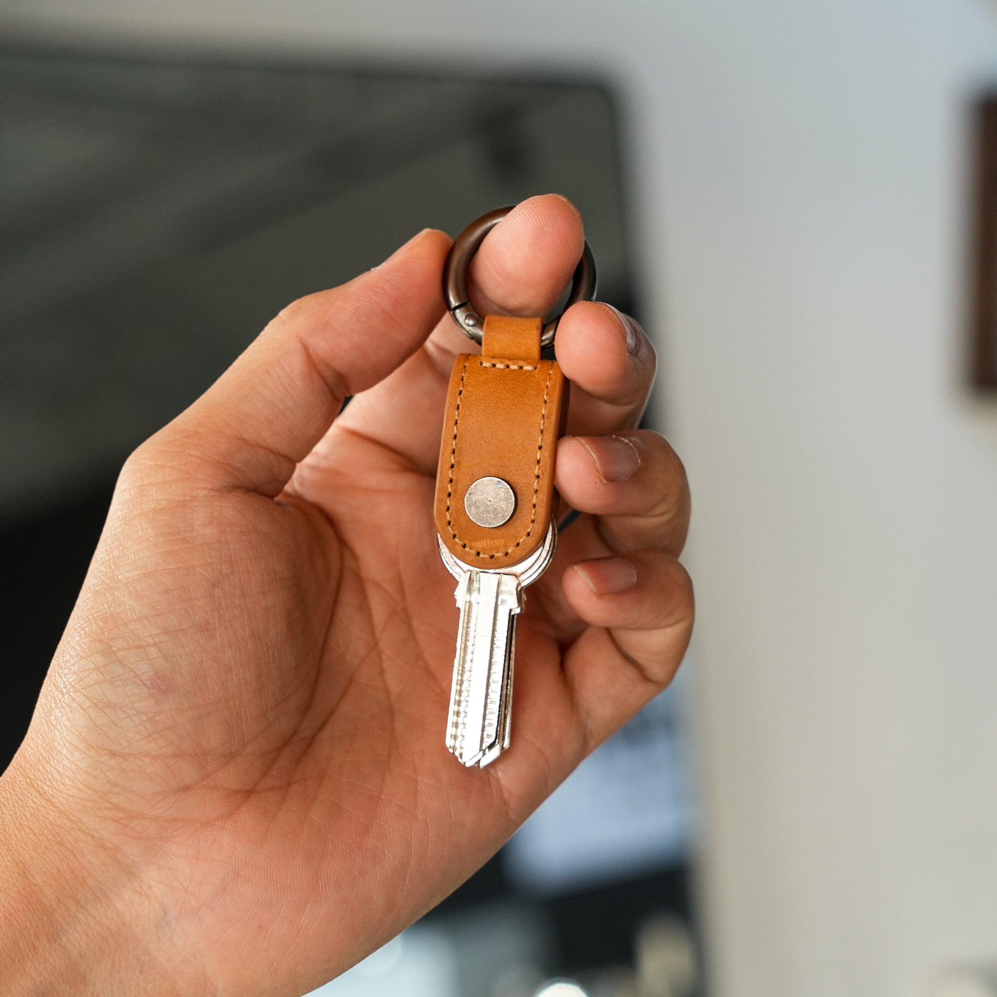 Minimalist Leather Key Organizer: Compact Crazy Horse Keychain
