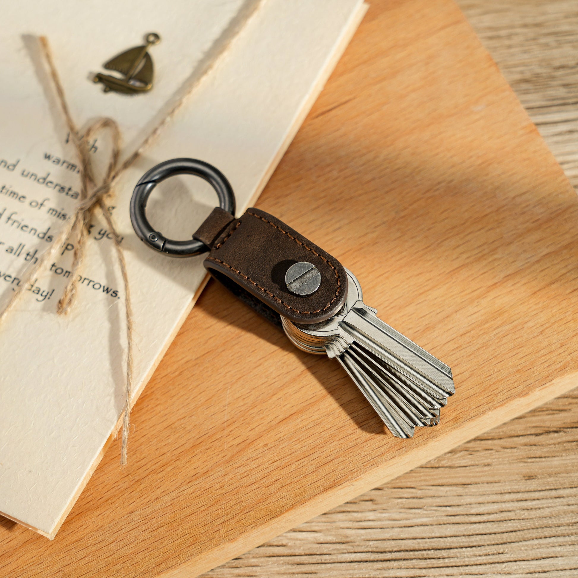 Minimalist Leather Key Organizer: Compact Crazy Horse Keychain