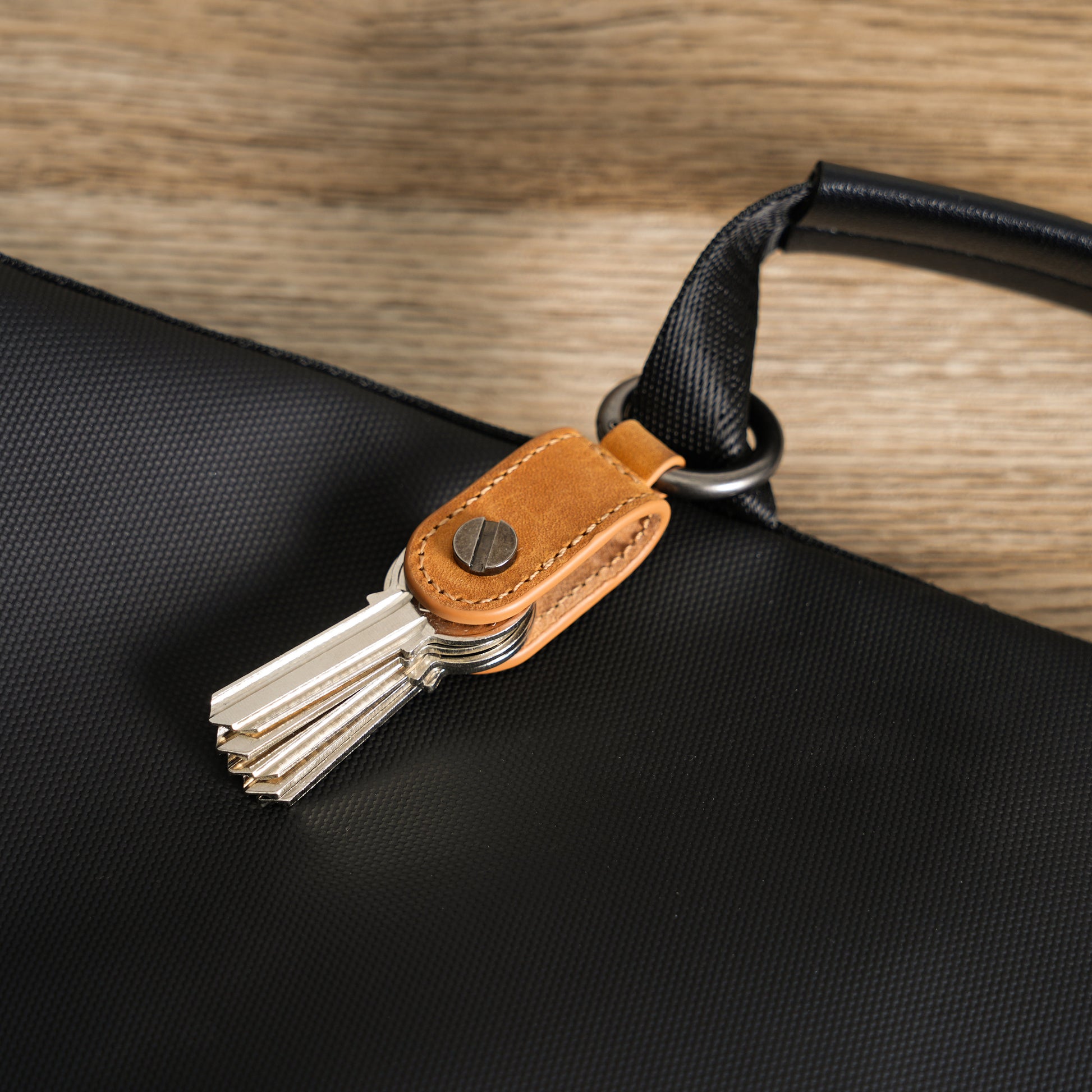 Minimalist Leather Key Organizer: Compact Crazy Horse Keychain