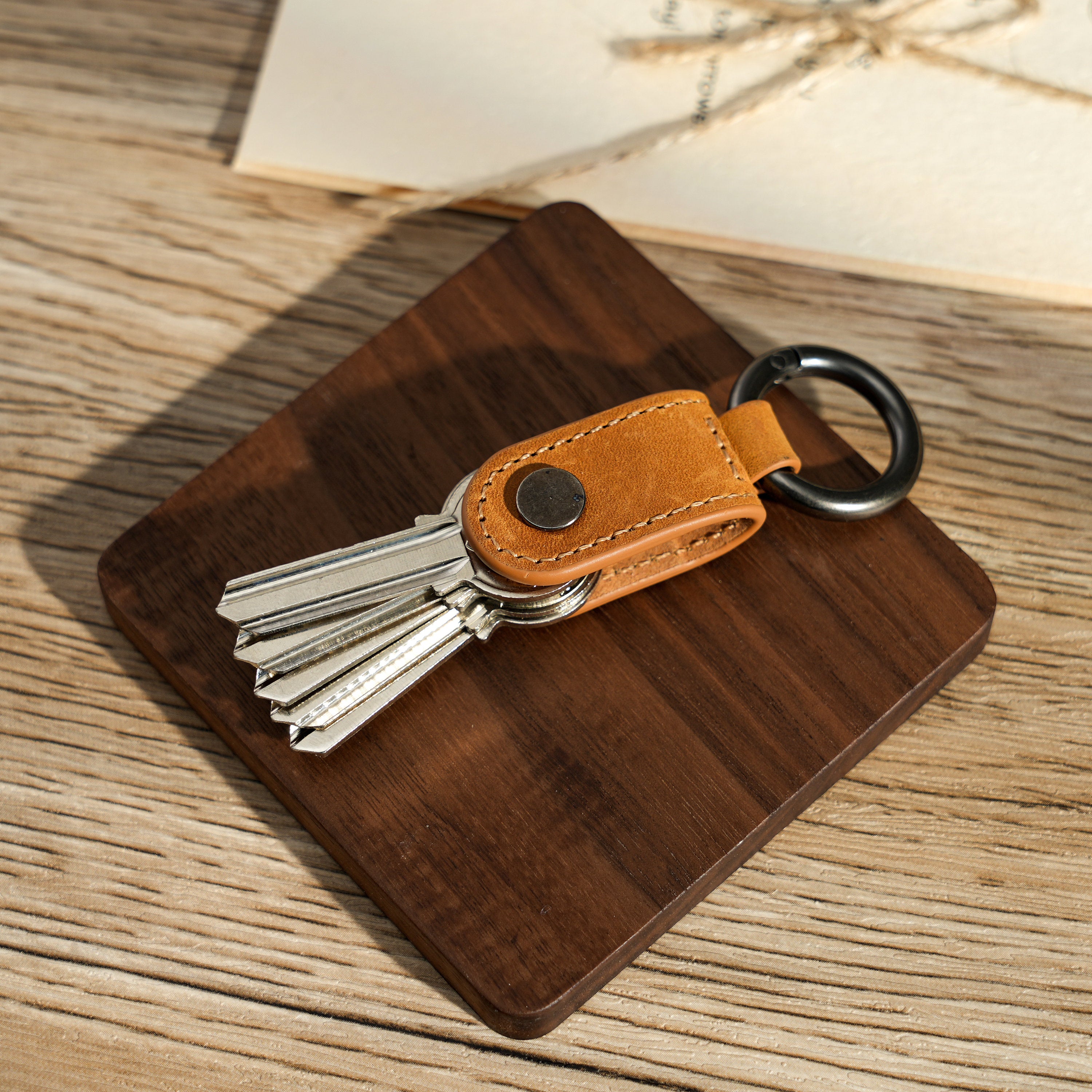 Minimalist Leather Key Organizer: Compact Crazy Horse Keychain