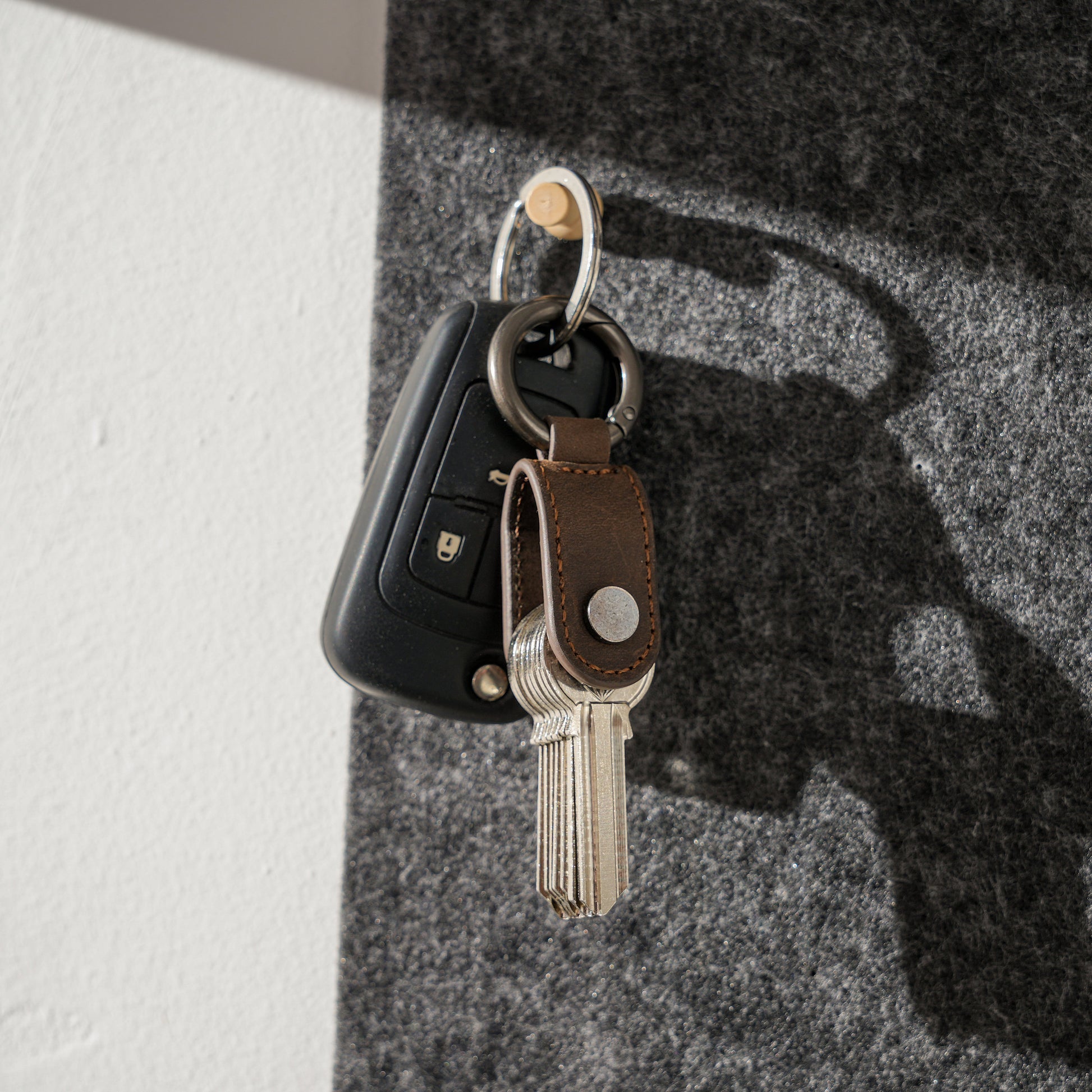 Minimalist Leather Key Organizer: Compact Crazy Horse Keychain