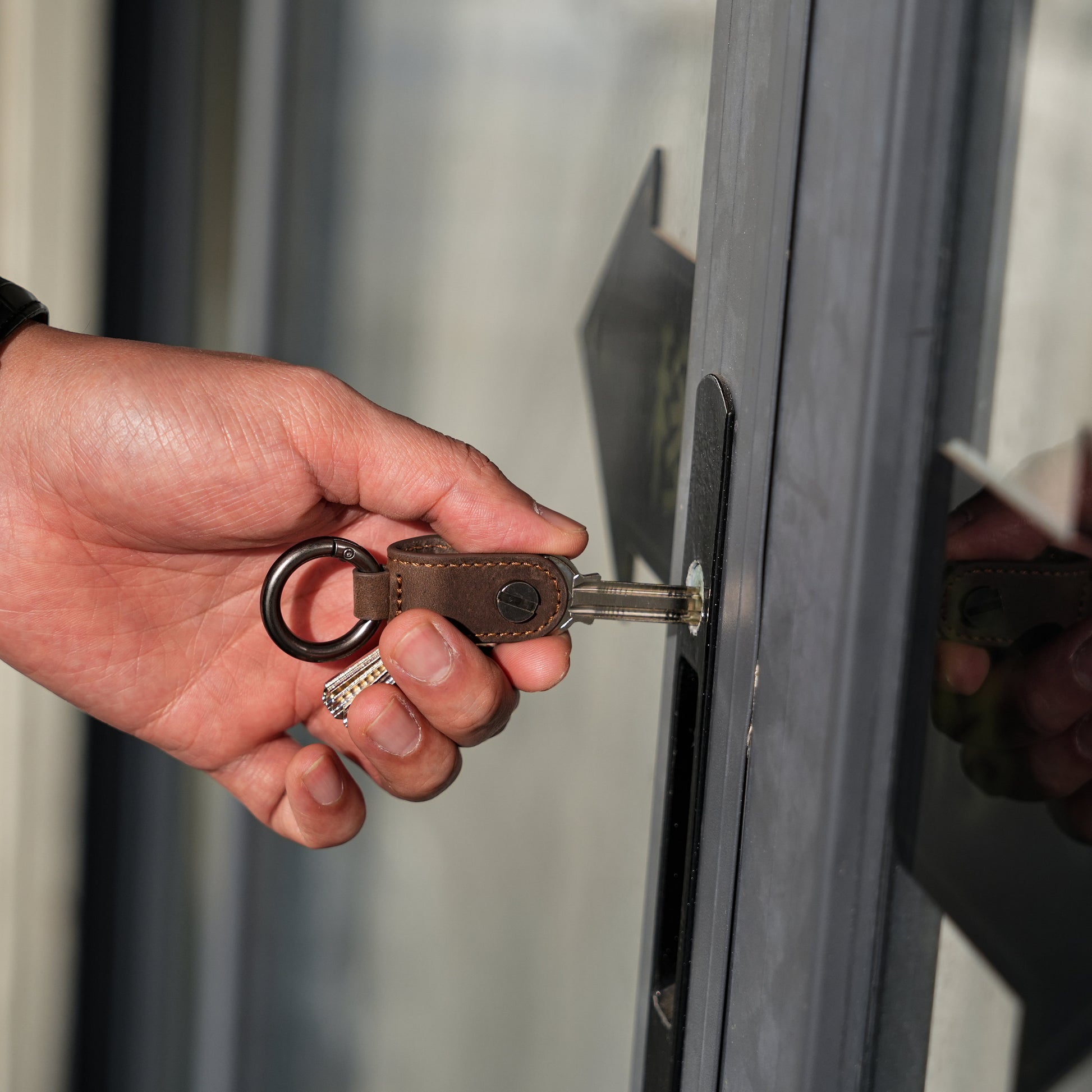 Minimalist Leather Key Organizer: Compact Crazy Horse Keychain